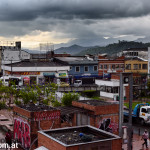 Manizales Blick aus dem Fenster ACAB im Vorder und Urwald im Hintergrund. Meine Hochachtung geht an den Sprayer - der Platz wird rund um die Uhr von mindestens einem Polizisten bewacht